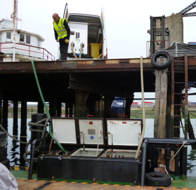 Diesel Services - Notre programme - Traitement du diesel - Ouvriers au travail